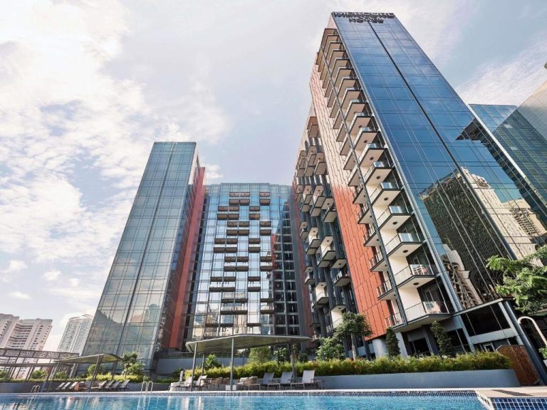 Piscina exterior y fachada moderna del Mercure ICON Singapore City Centre con torres de cristal