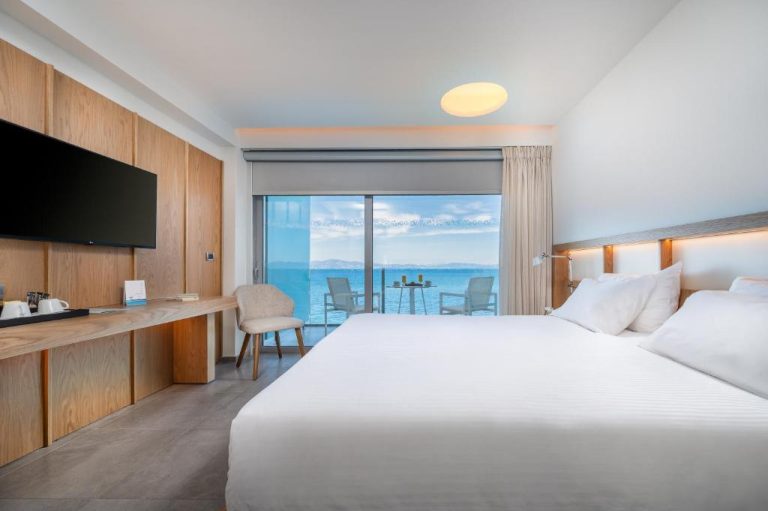 Habitación doble con cama king y vistas al mar en el Kos Aktis Art Hotel con balcón privado