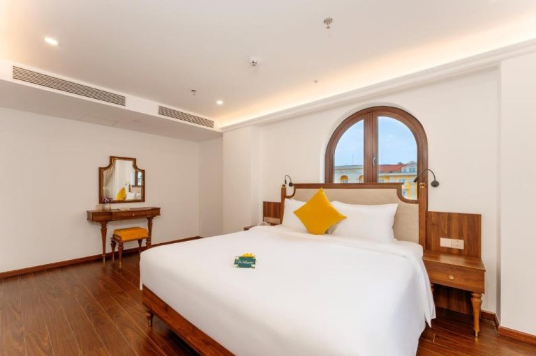 Habitación doble deluxe con cama king y ventana arqueada en Aria Boutique Hotel Hoi An