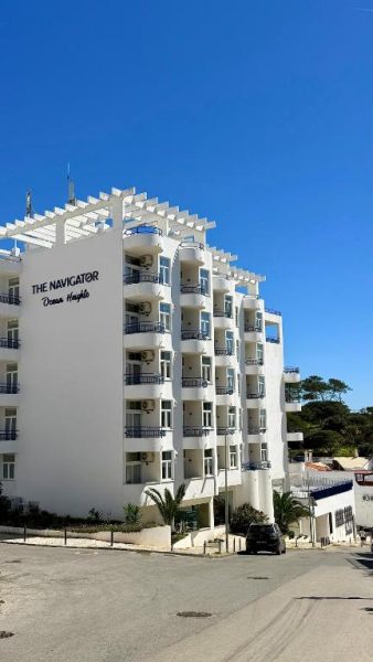 Fachada exterior del hotel The Navigator Ocean Heights con balcones y terrazas bajo cielo azul