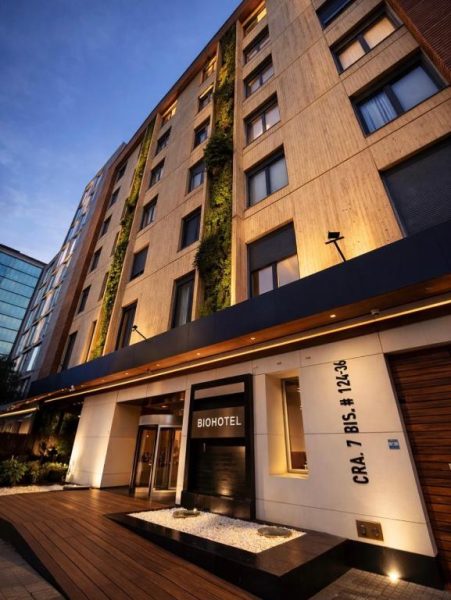 Fachada exterior del Biohotel Organic Suites Bogotá con jardín vertical y diseño sostenible en Usaquén