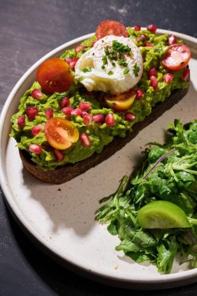 Tostada de aguacate con huevo pochado, tomates cherry y granada del restaurante Hotel Panamera