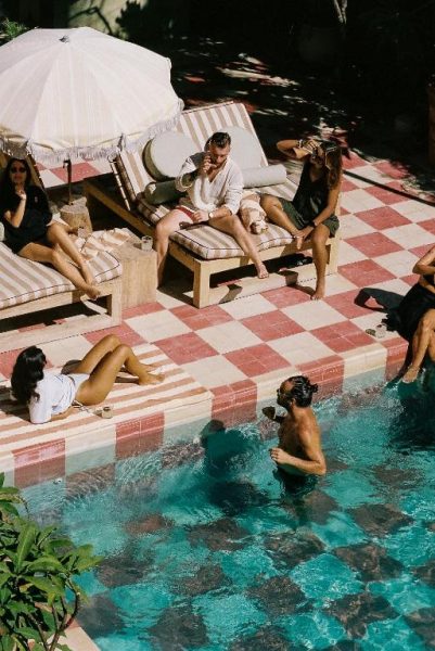 Área de piscina con tumbonas y suelo de baldosas en Hotel Panamera, zona de relax exterior