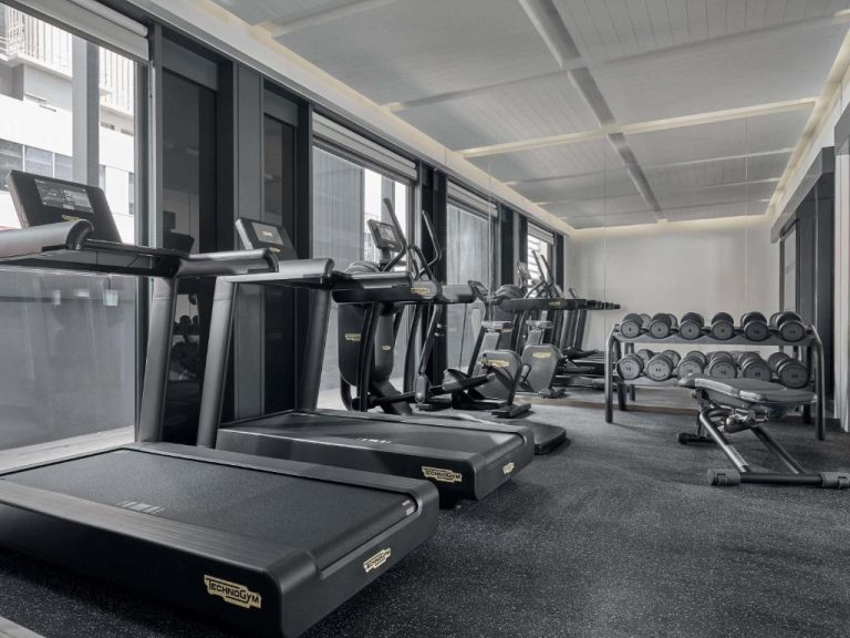 Gimnasio moderno con equipos Technogym y mancuernas en el Mercure ICON Singapore City Centre