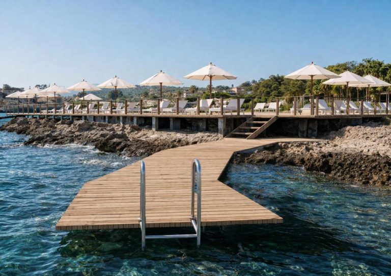 Muelle privado de madera con tumbonas y sombrillas blancas frente al mar cristalino en Mangia's Brucoli Sicilia