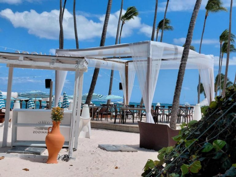 Restaurante en la playa con cabanas blancas y palmeras del Hotel Punta Cana Coral Beach Area I