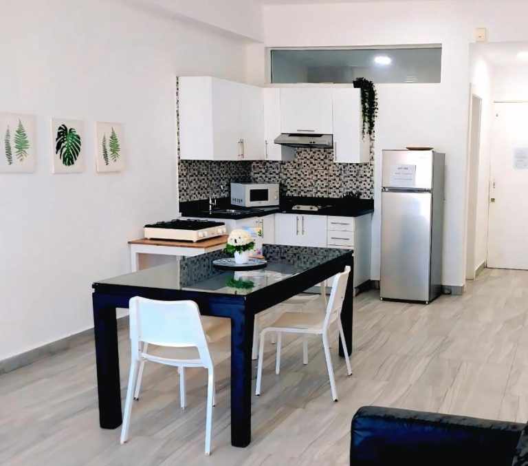 Cocina equipada con comedor y nevera en apartamento del Hotel Punta Cana Coral Beach Area I