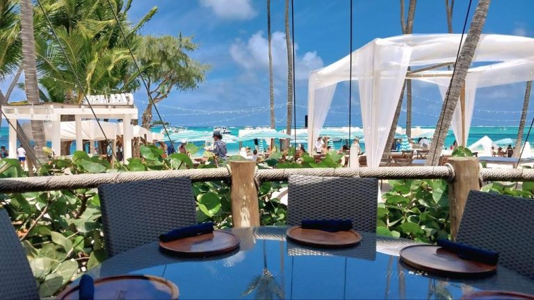 Restaurante frente al mar con mesas y vistas a la playa turquesa en Hotel Punta Cana Coral Beach Area I