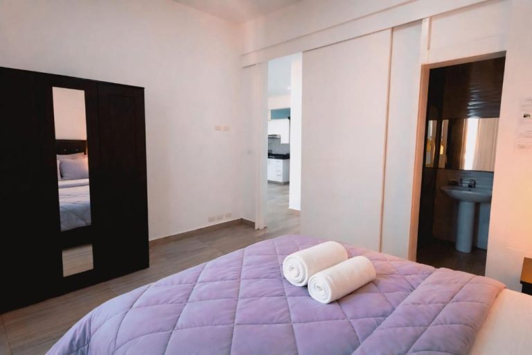 Habitación doble con cama matrimonial y baño privado en Hotel Punta Cana Coral Beach Area I