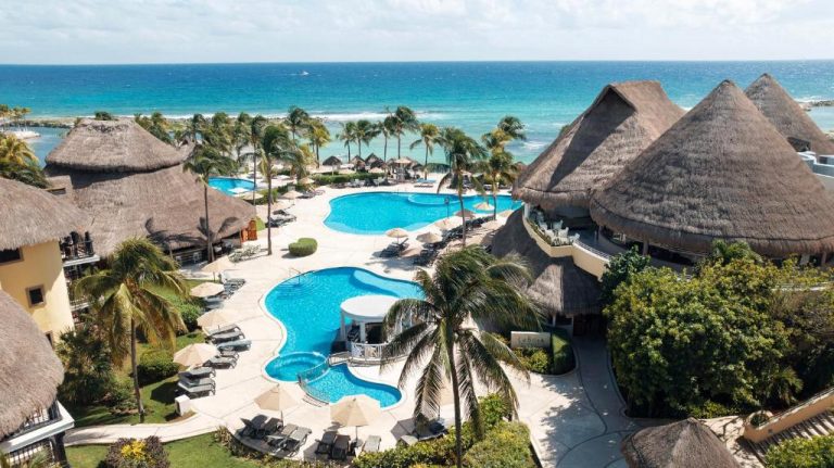 Vista aérea de las piscinas exteriores y playa del Catalonia Riviera Maya Resort & Spa All Inclusive