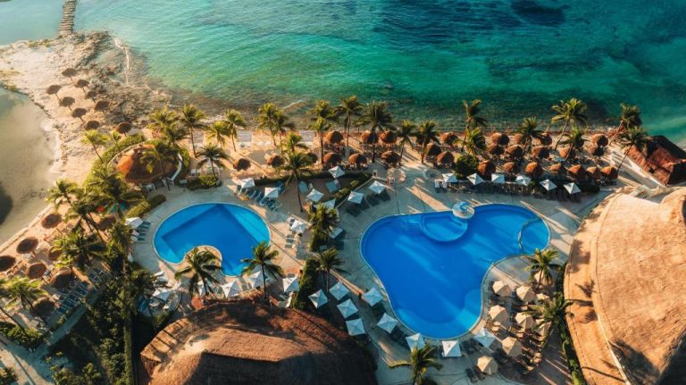Vista aérea de las piscinas exteriores y playa del Catalonia Riviera Maya Resort & Spa All Inclusive