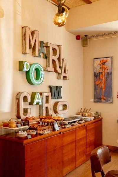Buffet de desayuno con letras decorativas vintage en el Lisboa Carmo Hotel de Portugal