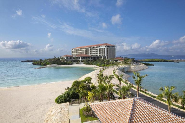 Vista aérea del Hyatt Regency Seragaki Island Okinawa rodeado de playa de arena blanca y aguas turquesas
