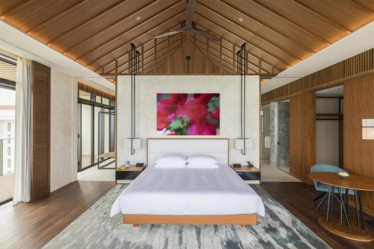 Habitación de lujo con techo de madera y cama king en Hyatt Regency Seragaki Island Okinawa
