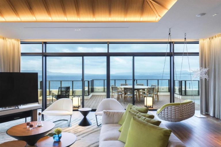 Suite de lujo con terraza y vistas panorámicas al mar en Hyatt Regency Seragaki Island Okinawa