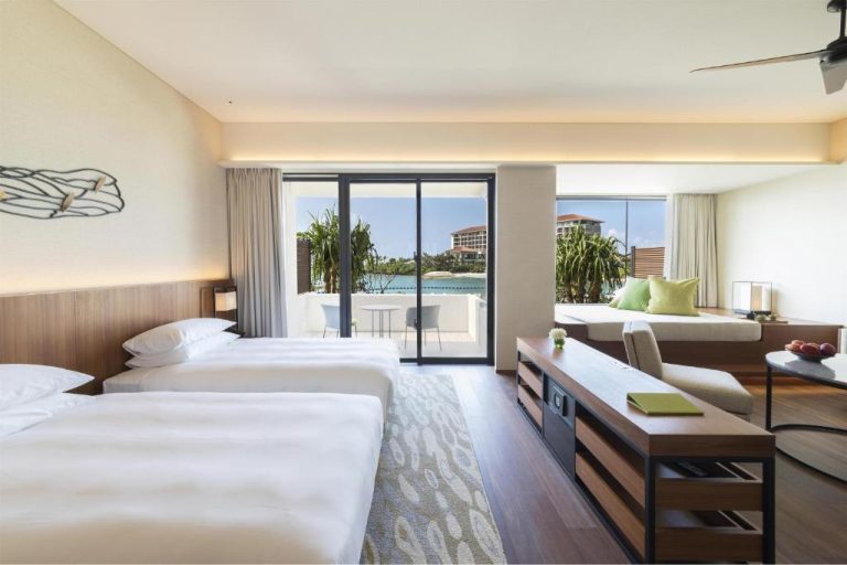 Habitación twin con terraza y vistas al mar en Hyatt Regency Seragaki Island Okinawa