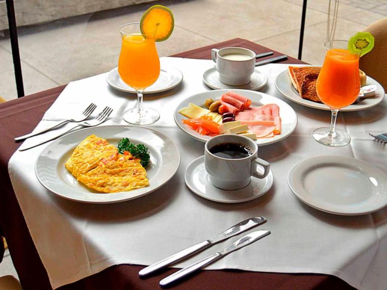 Desayuno completo con tortilla, embutidos, café y zumos de frutas en el Roosevelt Hotel & Suites