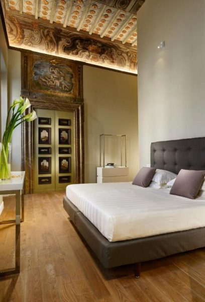 Habitación de lujo con techo pintado barroco y cama doble en Locanda della Posta Etruria Collection