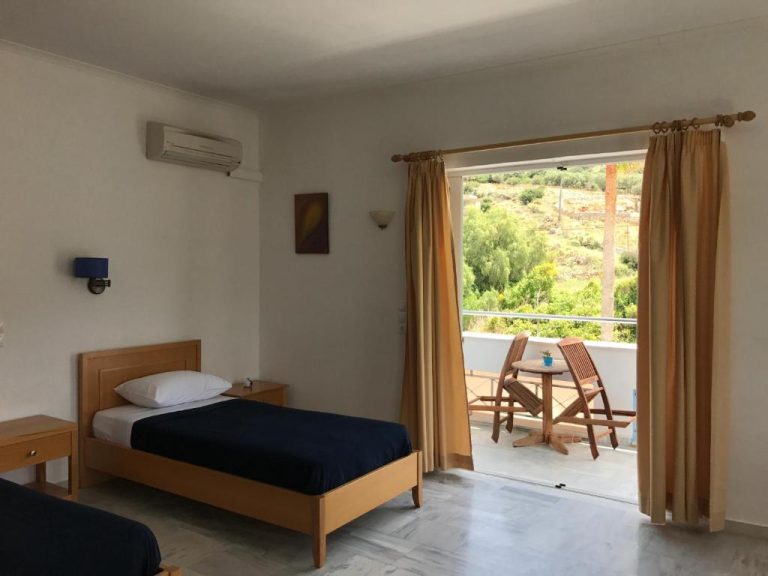 Habitación doble con terraza y vistas al jardín en Kanakis Blue Beach Apartments Grecia