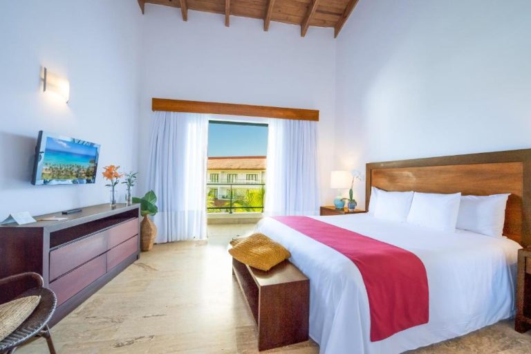 Habitación doble con cama king, balcón y techo de madera en el hotel Sublime Samaná