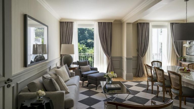 Lujoso salón de suite con sofá, sillones y vistas al jardín en Palácio Tangará Oetker Hotels
