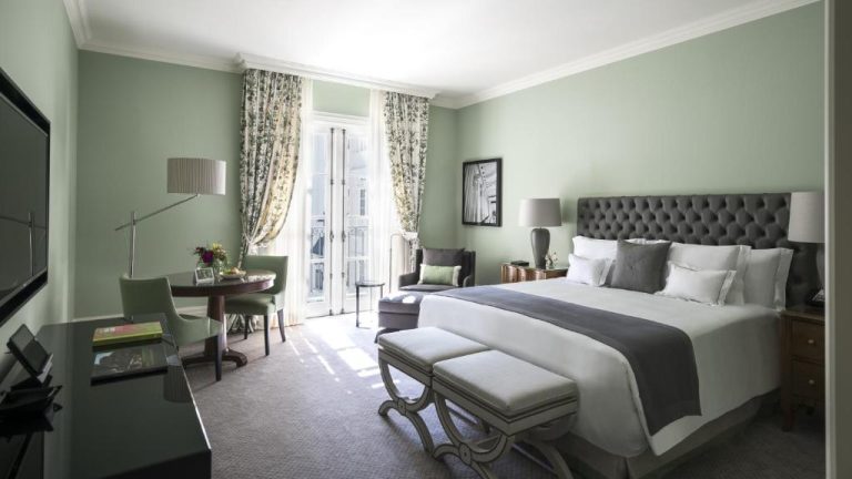 Habitación deluxe con cama doble y decoración en tonos verdes del Palácio Tangará Oetker Hotels