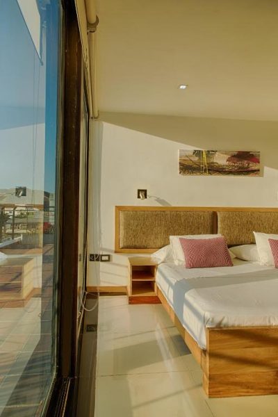 Habitación doble con cama king y terraza panorámica en Hotel Boutique Casa Carolina Santa Marta
