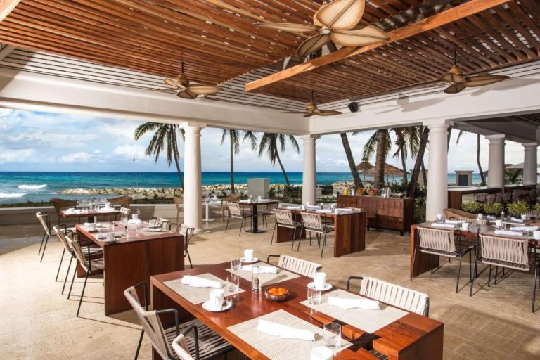 Restaurante al aire libre con vistas al mar caribeño en el Hyatt Ziva Rose Hall All Inclusive Jamaica