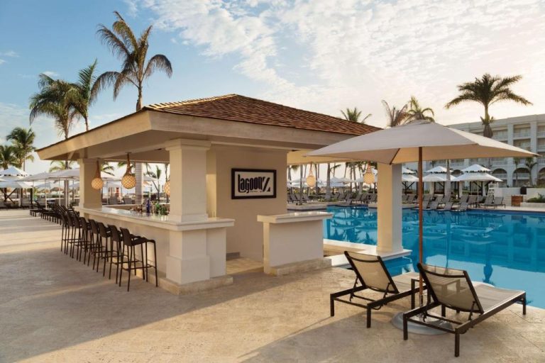Bar Lagoonz junto a la piscina exterior del Hyatt Ziva Rose Hall All Inclusive en Jamaica
