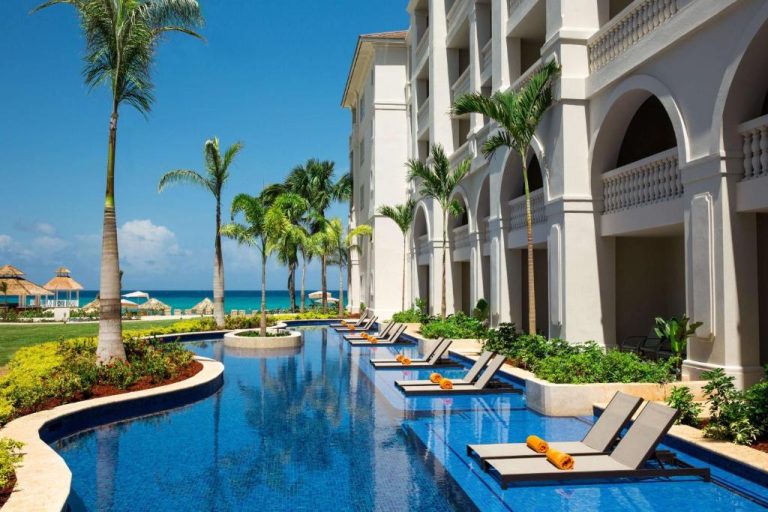 Piscina infinity con tumbonas y vistas al mar caribeño en el Hyatt Ziva Rose Hall All Inclusive Jamaica