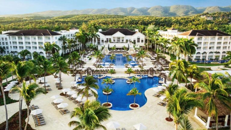Vista aérea de la piscina exterior y tumbonas del resort todo incluido Hyatt Ziva Rose Hall en Jamaica