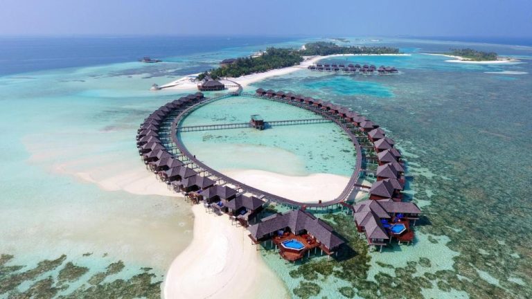Vista aérea de las villas sobre el agua del resort Sun Siyam Olhuveli en las Maldivas