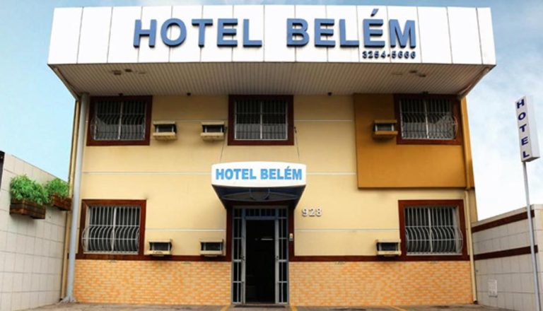 Fachada principal del Hotel Belém Fortaleza con entrada y señalización en azul y blanco