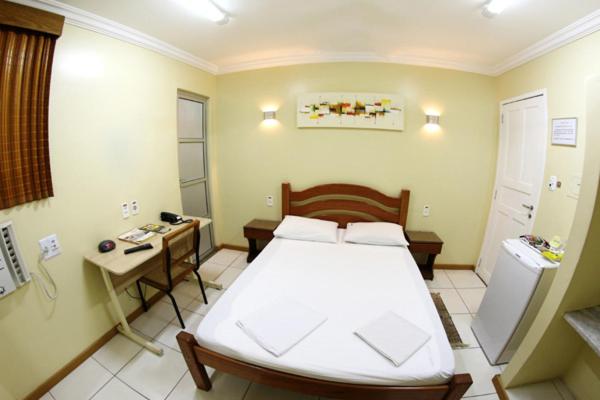 Habitación doble estándar con cama matrimonial y escritorio en Hotel Belem Fortaleza