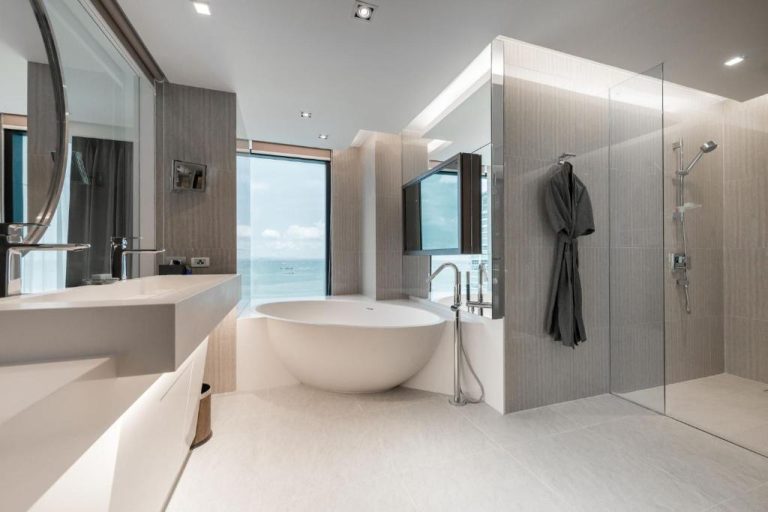 Baño de lujo con bañera exenta y ducha independiente con vistas al mar en Mytt Hotel Pattaya