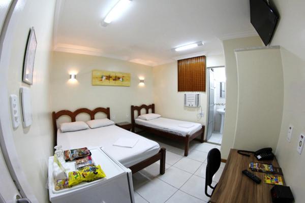 Habitación doble twin con dos camas individuales y baño privado en Hotel Belem Fortaleza