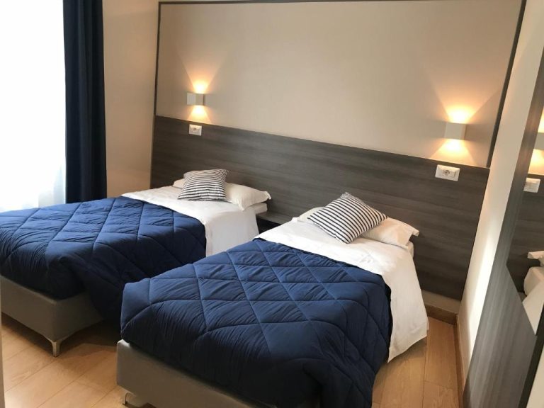 Habitación twin con dos camas y ropa de cama azul en Boutique Hôtel Neptune Nice