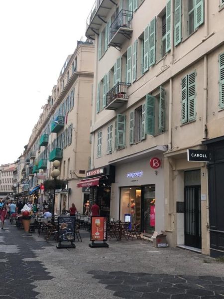 Calle comercial peatonal con terrazas y tiendas cerca del Boutique Hôtel Neptune Nice