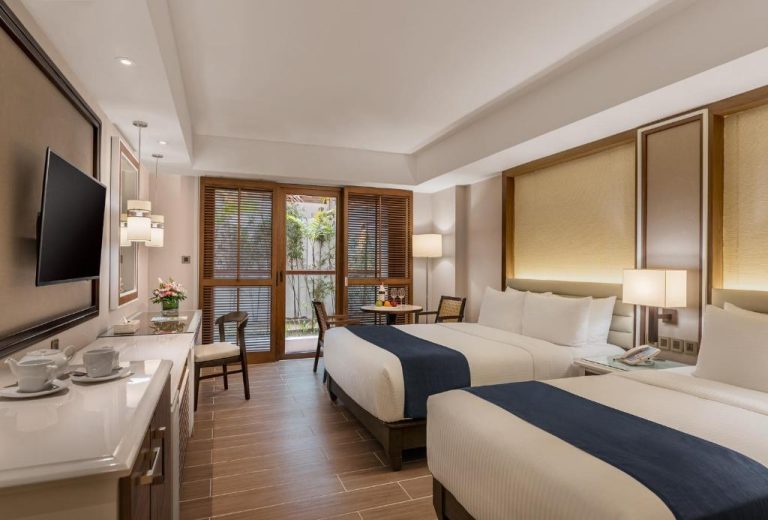 Habitación doble con dos camas y terraza con jardín en Henann Crystal Sands Resort