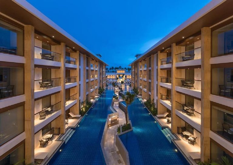 Vista aérea de la piscina laguna rodeada de habitaciones con balcón del Henann Crystal Sands Resort