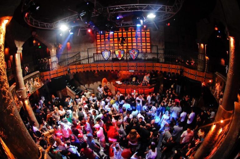 Animada discoteca medieval con pista de baile llena de gente en Margarita Napa Apartments