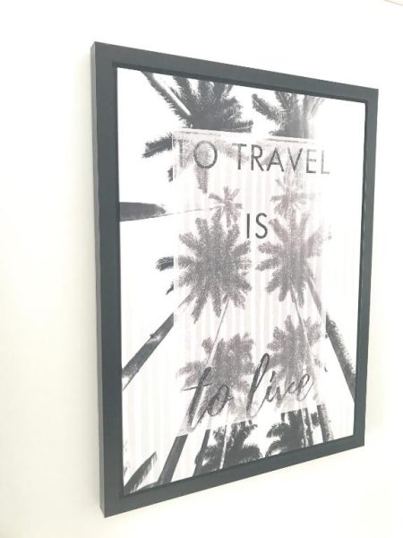 Cuadro decorativo con frase inspiradora sobre viajes en los Margarita Napa Apartments