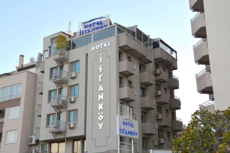 Fachada exterior del Hotel Istanköy con balcones y terraza en la azotea