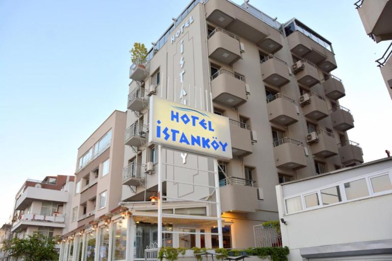 Fachada exterior del Hotel Istanköy con letrero luminoso y balcones en Turquía
