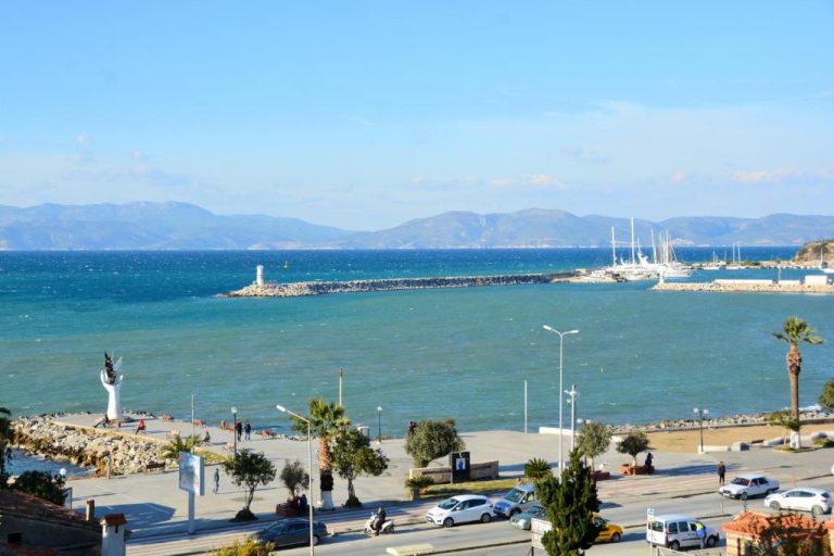 Vista panorámica del mar y puerto deportivo desde el Istankoy Hotel con paseo marítimo