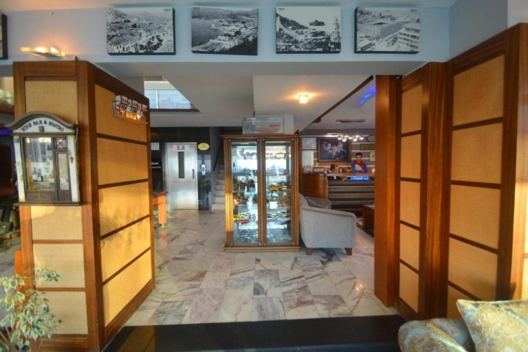 Amplio lobby con recepción y vitrinas decorativas del Istankoy Hotel en Turquía