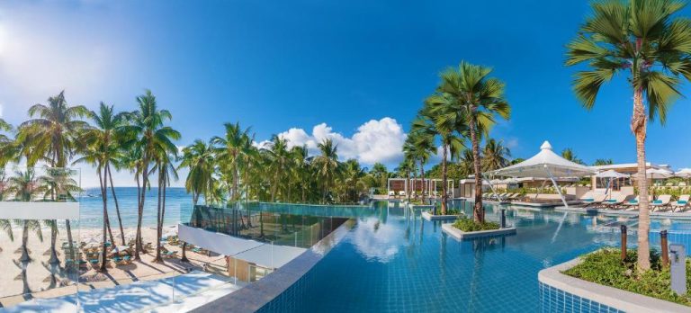 Piscina infinita con vistas al mar y palmeras del Henann Crystal Sands Resort en Boracay