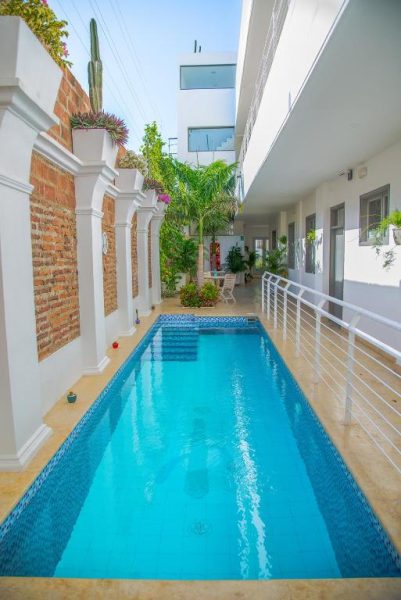 Piscina privada en el patio interior de El Cactus Luxury Apartments en el Centro Histórico