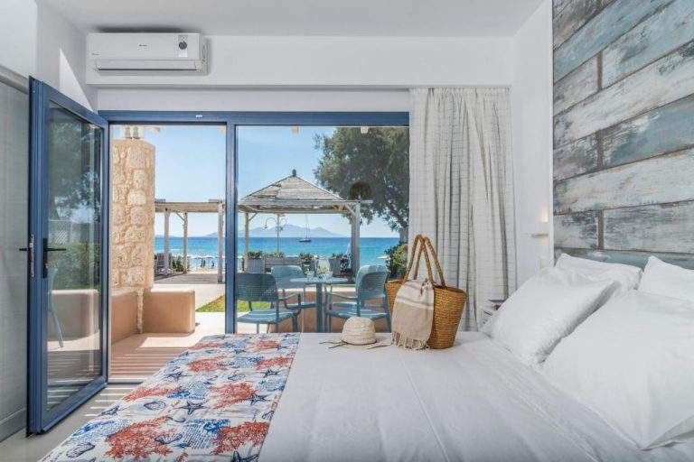 Habitación doble con vistas al mar y terraza exterior en Kordistos Hotel, Grecia
