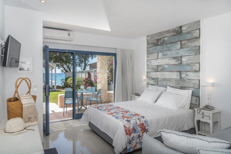 Habitación doble con terraza y vistas al mar en Kordistos Hotel, decoración náutica y pared de madera